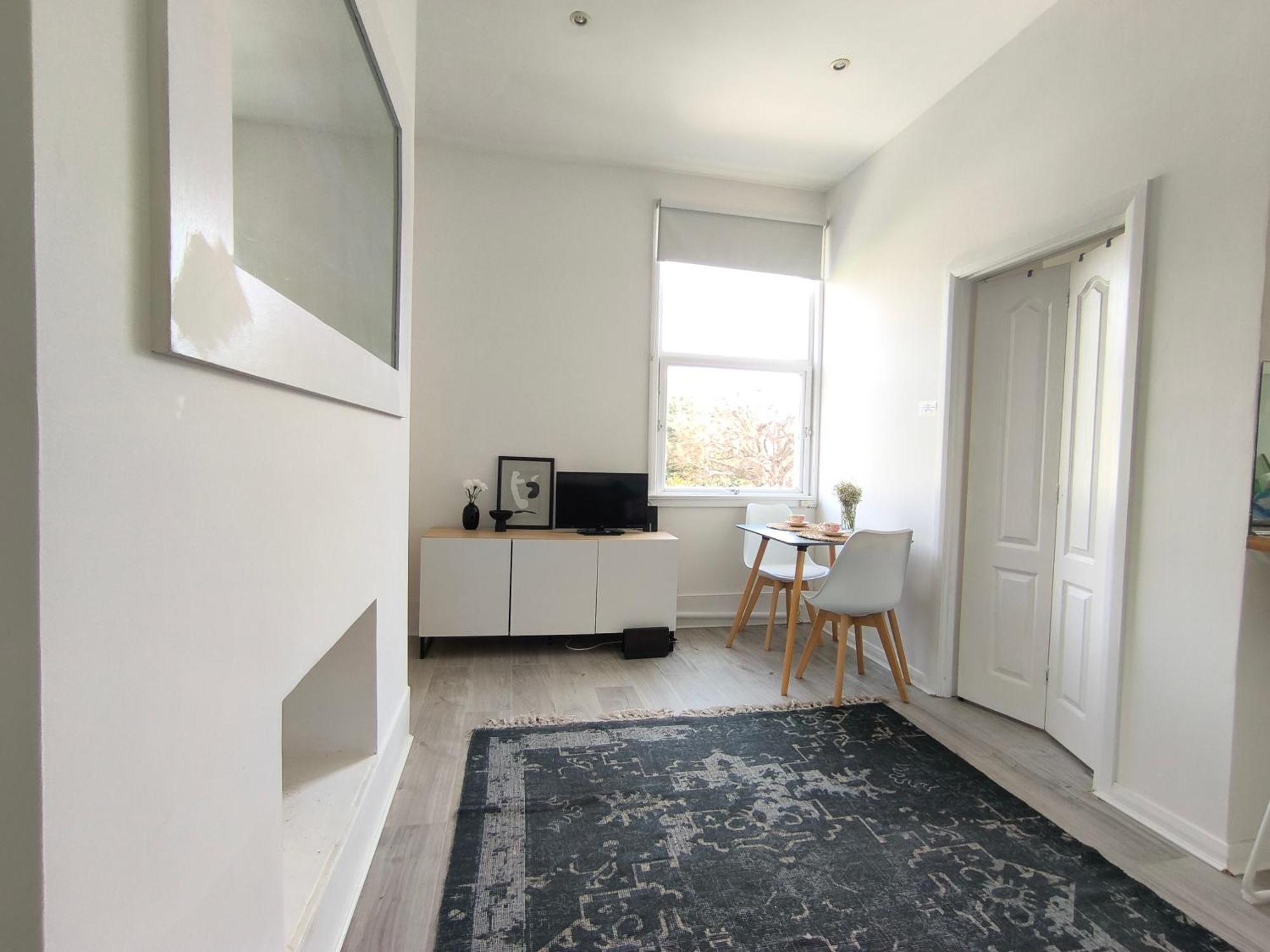 Bright Chiswick - Great Location Apartment